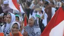 Sejumlah wanita mengikuti acara Munajat dan Maulid Akbar 2019 #ReuniMujahid212 di kawasan Monas, Jakarta, Senin (2/12/2019). Aksi dimulai dengan salat tahajud bersama pada pukul 03.00 WIB dan ditutup dengan doa yang berakhir pada pukul 08.00 WIB. (Liputan6.com/Herman Zakharia)