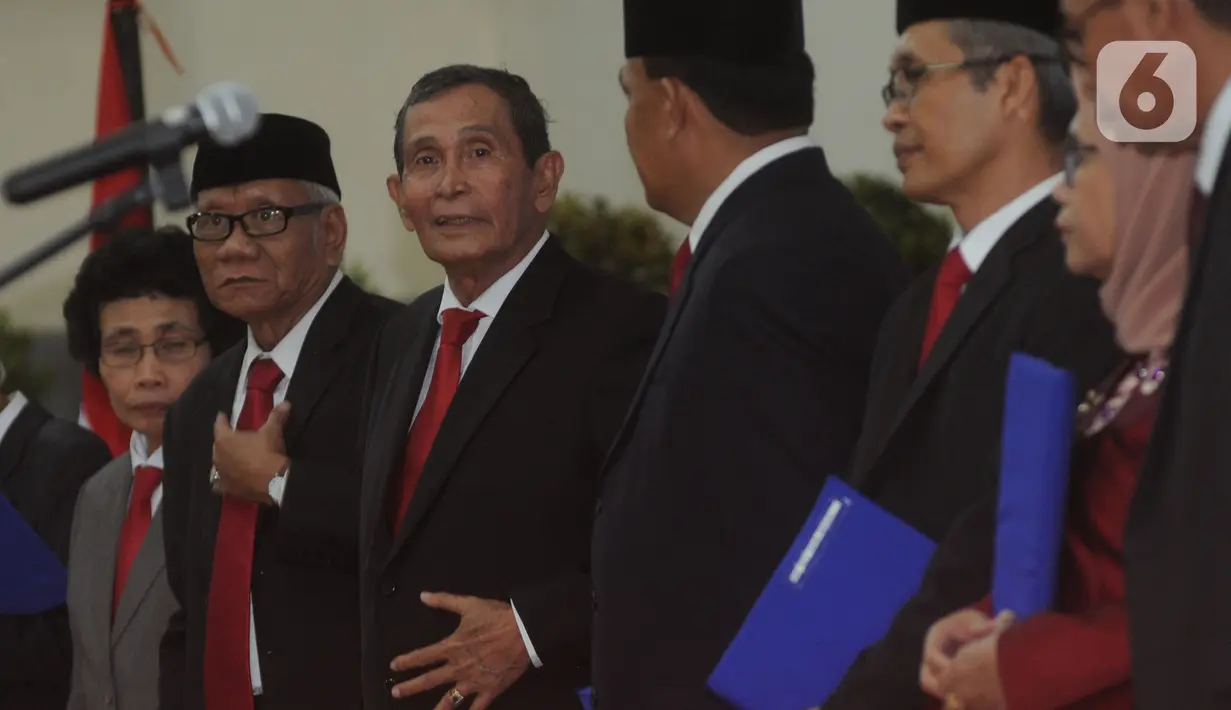 Ketua Dewan Pengawas KPK Tumpak Hatorangan Panggabean (tengah) saat pisah sambut usai pelantikan di Gedung KPK, Jakarta, Jumat (20/12/2019). Acara ini dihadiri pimpindan dan Dewan Pengawas KPK. (merdeka.com/Dwi Narwoko)