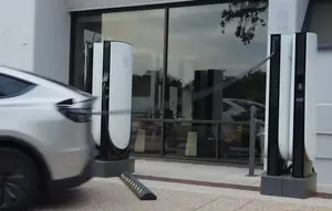 Tesla Rilis Fitur 'Kabur Darurat', Kabel Supercharger Boleh Putus