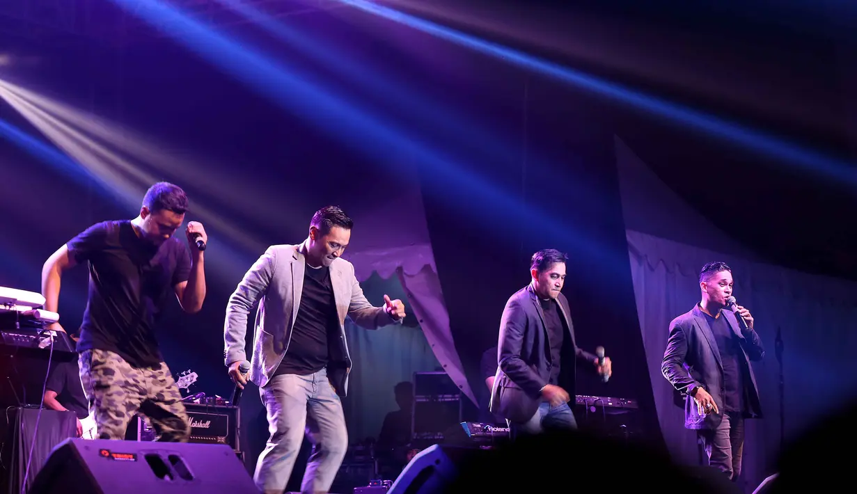 Selain Coboy, musisi 90-an  seperti Base Jam, P Project, Protonema, Bunglon,Bening, ME, Java Jive, Kla Project, Frente, Sweet Martabak, Neo, Iwa K turut memeriahkan gelaran konser ini. (Nurwahyunan/Bintang.com)