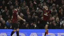 Selebrasi gelandang Bournemouth, Alex Scott setelah mencetak gol ke gawang Tottenham Hotspur pada laga pekan ke-20 Liga Inggris 2023/2024 di Tottenham Hotspur Stadium, London, Minggu (31/12/2023). (AP Photo/Ian Walton)
