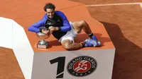 Podium dengan logo 10 sebagai penghargaan atas banyaknya trofi yang diraih Rafael Nadal pada turnamen Prancis Terbuka di Roland Garros stadium, Paris, (11/6/2017). Total Nadal sudah meraih 10 gelar. (AP/Petr David Josek)