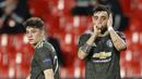 Gelandang Manchester United, Bruno Fernandes (kanan) melakukan selebrasi usai mencetak gol kedua timnya ke gawang Granada dalam laga leg pertama perempatfinal Liga Europa 2020/2021 di Nuevo Los Carmenes Stadium, Granada, Kamis (8/4/2021). Manchester United menang 2-0. (AP/Fermin Rodriguez)