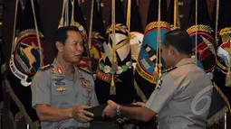 Jenderal Pol Sutarman melakukan seremonial serah terima dengan Wakapolri Komjen Pol Badrodin Haiti yang ditunjuk sebagai pelaksana tugas Kapolri, Jakarta, Rabu (21/1/2015). (Liputan6.com/Miftahul Hayat)