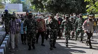 Panglima TNI Marsekal Hadi Tjahjanto (dua kiri) bersama rombongan saat tiba di Asrama Haji Donohudan, Boyolali, Jawa Tengah, Minggu (25/7/2021). (Badan Nasional Penanggulangan Bencana/BNPB)