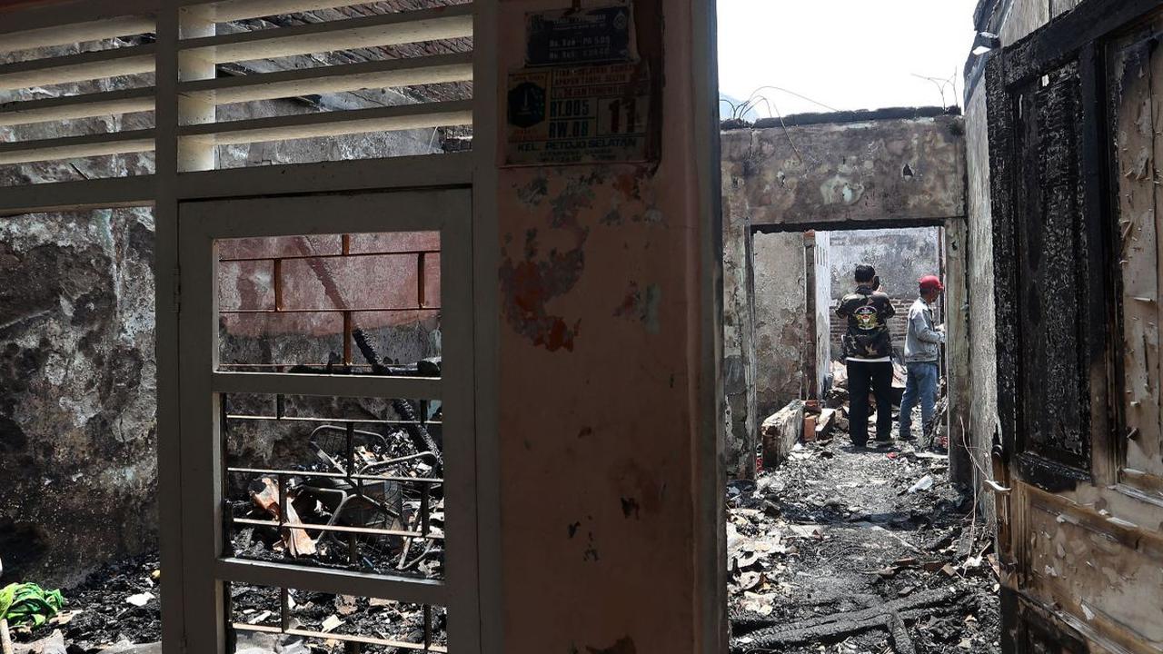 Proses pemadaman sempat berlangsung alot karena terkendala sulitnya mendapatkan sumber air di sekitar lokasi kebakaran.