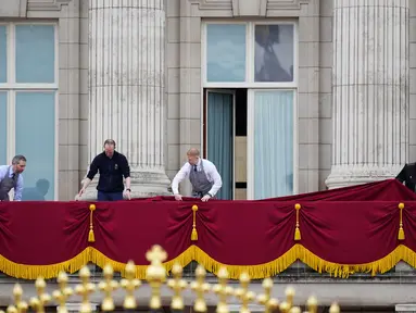 Para pekerja mempersiapkan balkon Istana Buckingham menjelang upacara penobatan Raja Charles III di London, Sabtu (6/5/2023). (AP Photo/Petr David Josek)
