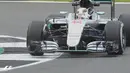  Pebalap Mercedes GP, Lewis Hamilton, menjadi pebalap tercepat pada sesi latihan bebas pertama (FP1) F1 GP Inggris, Jumat (8/7/2016). Hamilton mencatatkan waktu 1 menit 31,654 detik. (Bola.com/Twitter/F1)