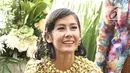 Ardina Rasti tersenyum bahagia saat prosesi siraman menjelang pernikahannya di kawasan Gunung Putri, Jawa Barat, Jumat (19/1). (Liputan6.com/Herman Zakharia)