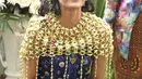 Ardina Rasti tersenyum bahagia saat prosesi siraman menjelang pernikahannya di kawasan Gunung Putri, Jawa Barat, Jumat (19/1). (Liputan6.com/Herman Zakharia)