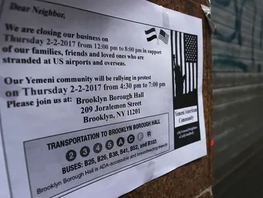 Kertas pemberitahuan tertempel di toko kelontong, Musa, di Brooklyn borough New York City, Kamis (2/1). Ribuan pemilik toko kelontong telah menutup tokonya untuk memprotes perintah eksekutif Donald Trump. (Spencer Paltt/GETTY IMAGES NORTH AMERICA/AFP)