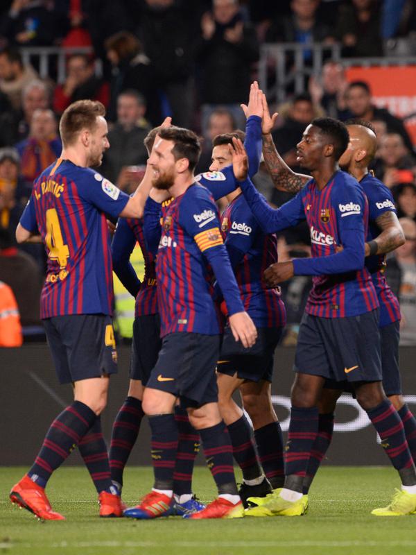 Penyerang Barcelona, Ousmane Dembele (kedua kanan) bersama rekan setimnya merayakan gol ke gawang Levante pada leg kedua babak 16 besar Copa del Rey di Stadion Camp Nou, Kamis (17/1). Barcelona lolos ke perempat final usai menang 3-0. (Josep LAGO / AFP)