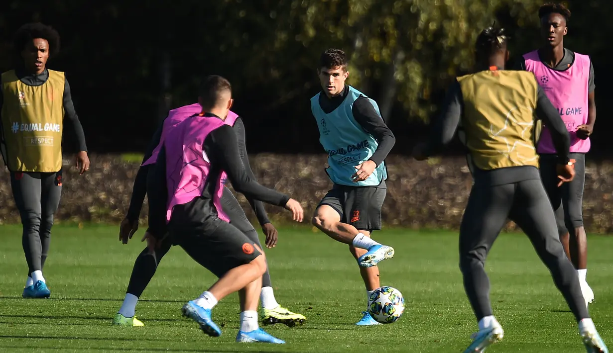 Gelandang Chelsea Christian Pulisic (tengah) mengikuti sesi latihan jelang menghadapi Ajax Amsterdam pada laga Liga Champions di Cobham Chelsea, Stoke D'Abernon, London, Inggris, Selasa (22/10/2019). Pelatih Chelsea Frank Lampard menegaskan tidak takut bertandang ke markas Ajax. (Glyn KIRK/AFP)