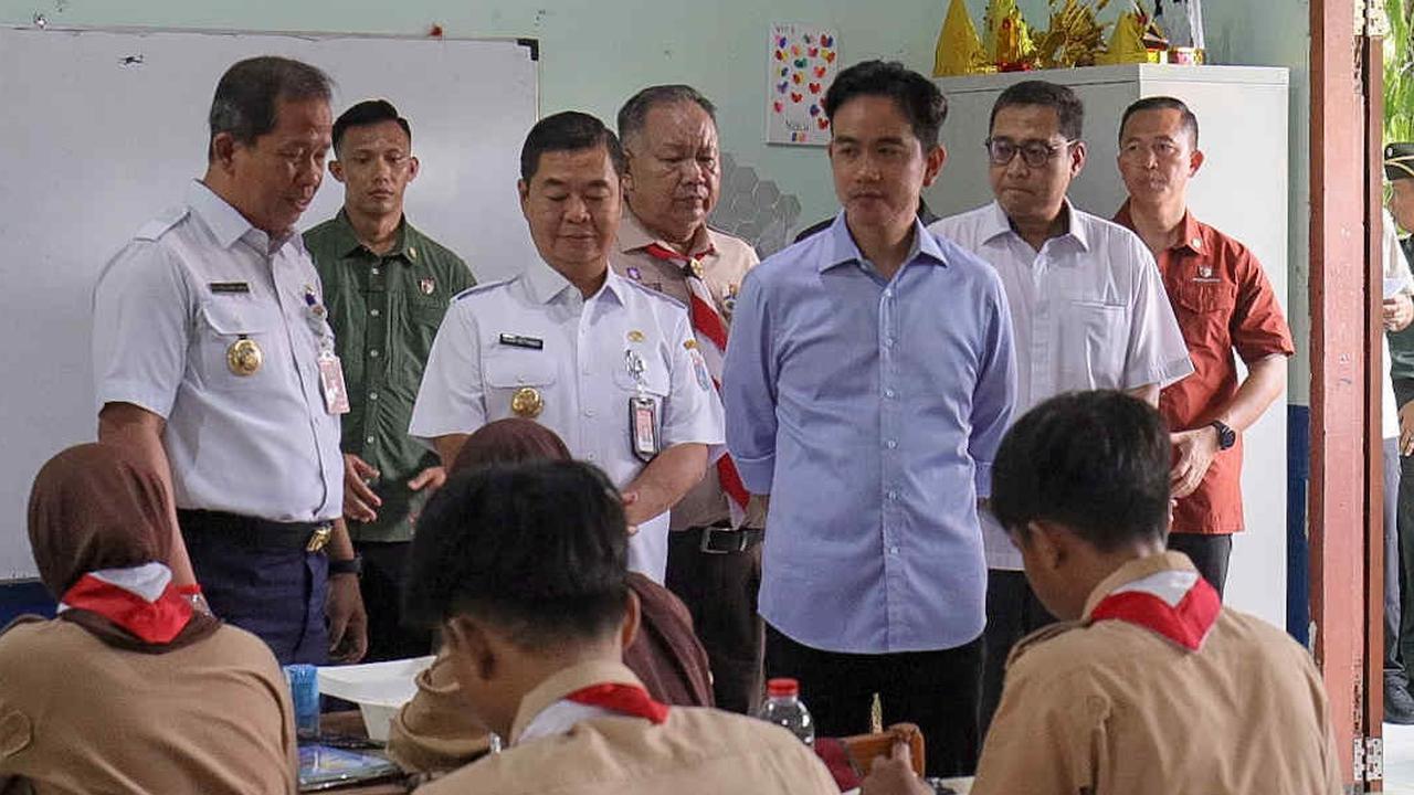 FOTO: Momen Wapres Gibran Tinjau Uji Coba Makan Bergizi Gratis Rp23.000 Seporsi, Ini Menunya