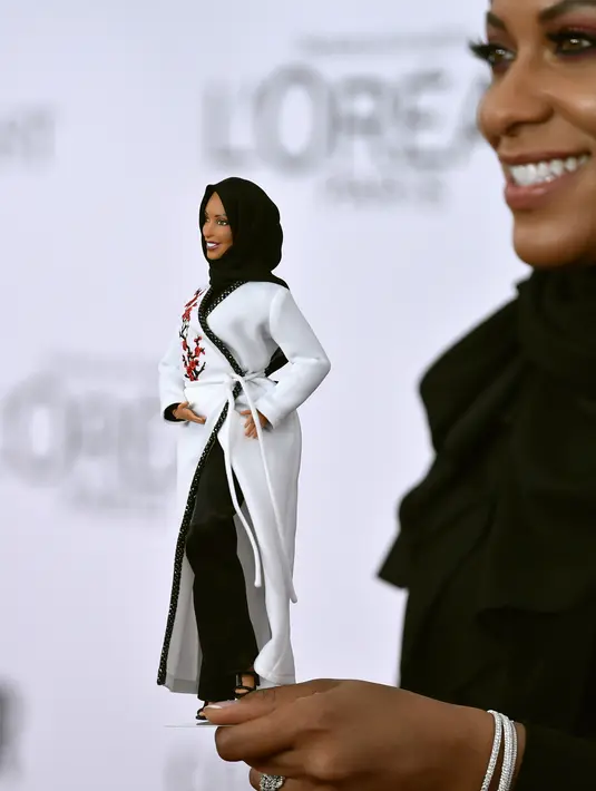 Pemain anggar AS, Ibtihaj Muhammad memegang boneka barbie berhijab yang terinspirasi dirinya saat Glamour Women of The Year Awards 2017 di New York, Senin (13/11). Boneka itu adalah bagian dari seri Barbie "Shero".  (Evan Agostini/Invision/AP)