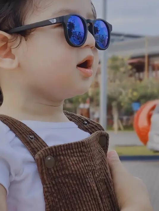 Bergaya dengan mengenakan kacamata membuat Cut Meyriska gemas, bahkan sang mama mengaku ingin mengigit Jourell