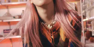 Dimulai dari tampilan warna rambut baby pink dan silver ala Rose BLACKPINK. Seperti tren warna unicorn namun lebih halus. (Foto: Instagram @roses_are_rosie)