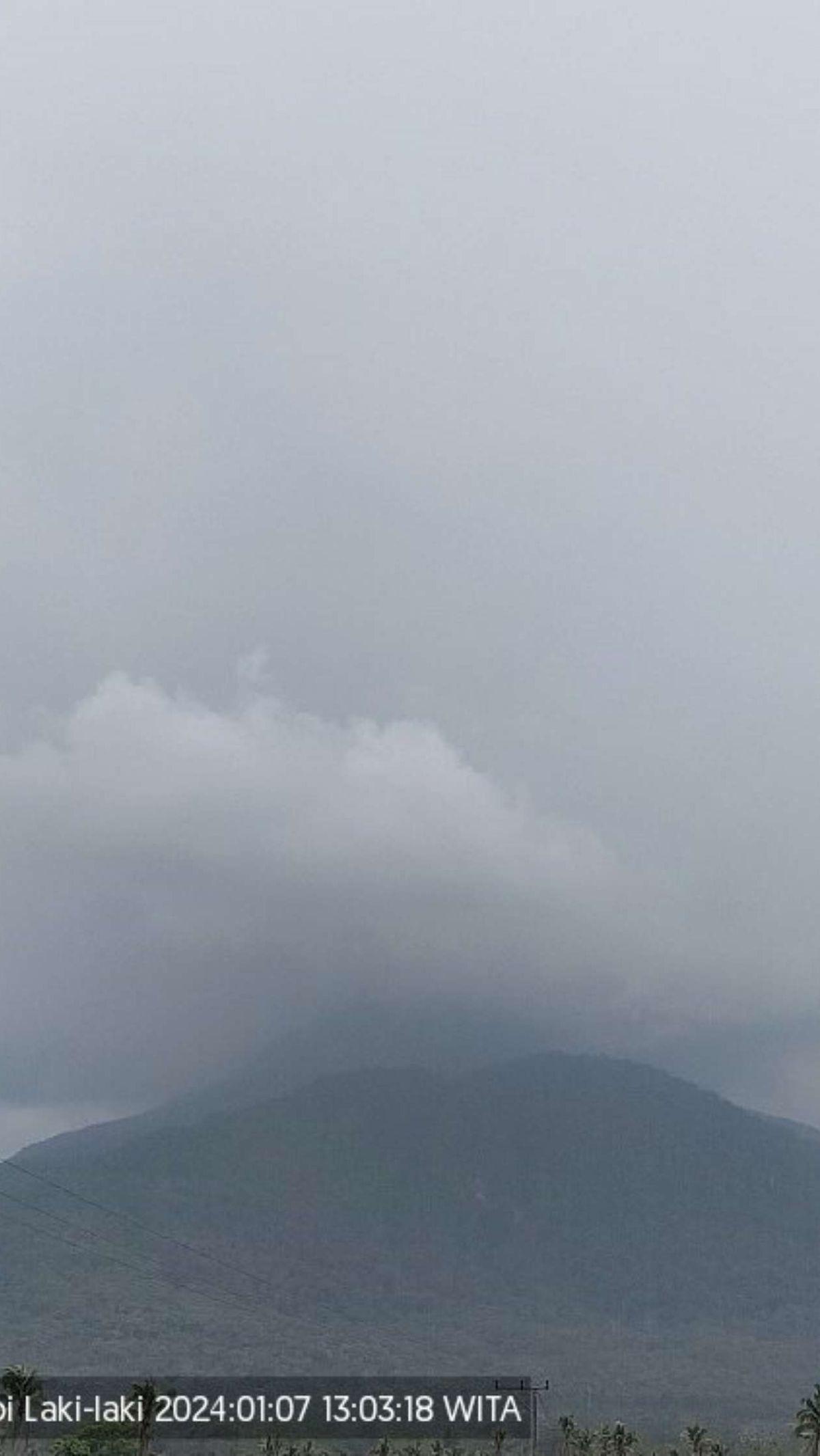 Dengan adanya empat lubang baru, Gunung Lewotobi kini memiliki lima lubang yang terus mengeluarkan gas vulkanik.<br>