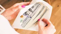 Intip 4 trik pintar berikut ini untuk siasati uang hadiah pernikahan Anda. (Foto: Bridestory.com)