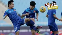 Para Pemain Vietnam sat melakukan latihan sebelum melawan Timnas Indonesia di Stadion My Dinh, (06/12/2016). (Bola.com/Peksi Cahyo)
