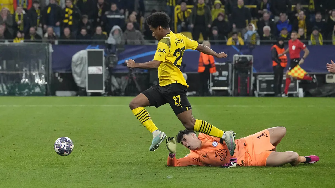 Foto: Aksi Gol Tangan Tuhan Thiago Silva Buyar, Chelsea Takluk dari Borussia Dortmund di Liga Champions