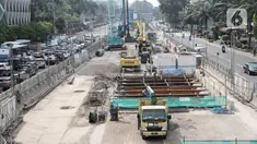 Suasana saat para pekerja menyelesaikan proyek Moda Raya Terpadu (MRT) Fase II di Jalan MH Thamrin, Jakarta, Selasa (19/7/2022). Proyek MRT Jakarta Fase 2 CP 201 rute Stasiun Thamrin-Stasiun Monas telah mencapai 40,25 persen. (Liputan6.com/Faizal Fanani)