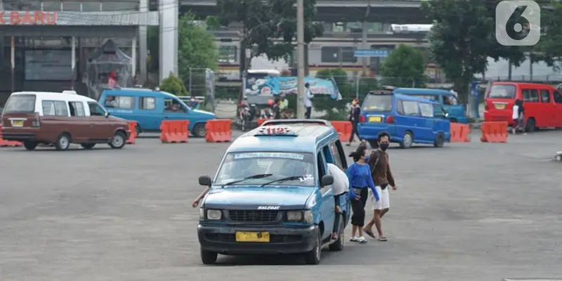 FOTO: Ada PSBB, Jumlah Penumpang Angkot di Depok Turun 20 Persen