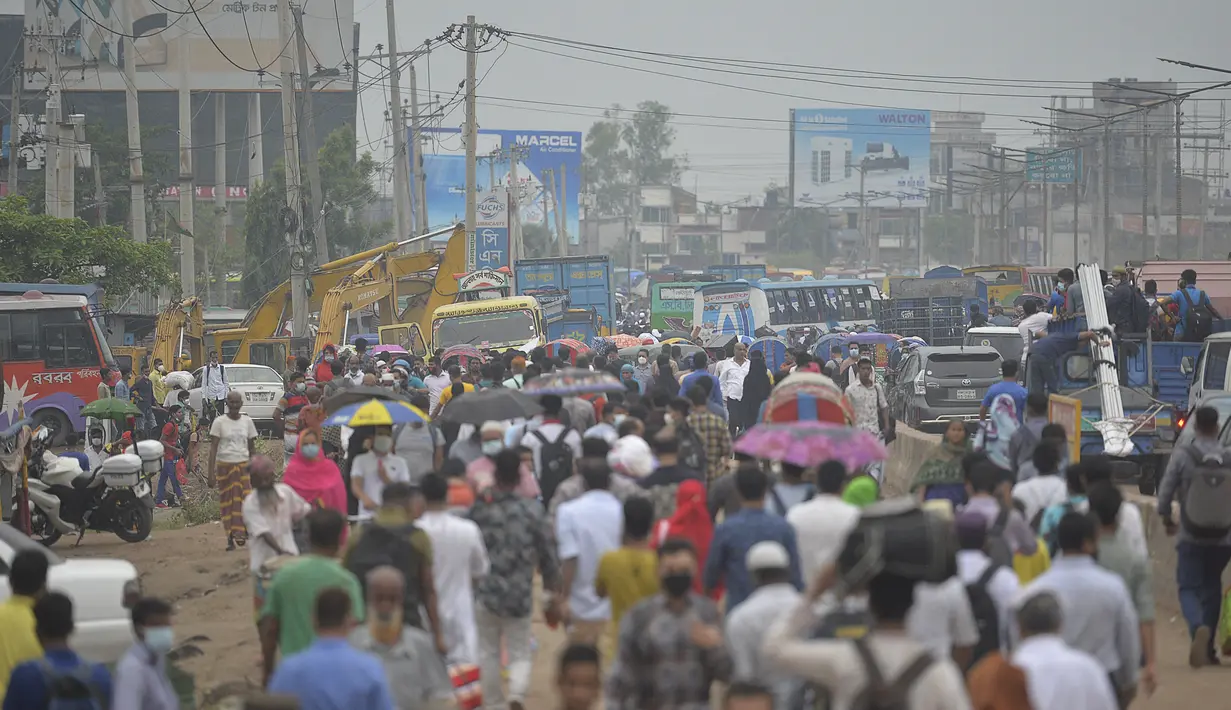Orang-orang meninggalkan kota menuju kampung halaman mereka menjelang perayaan idulfitri di tengah pandemi corona Covid-19, di Dhaka, Selasa (11/5/2021). Mereka yang bermukim di kota-kota besar Bangladesh ingin mengunjungi keluarga di kampung halaman saat Lebaran tiba. (Munir Uz zaman/AFP)