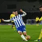 Pemain Brighton and Hove Albion Joel Veltman (kiri) berebut bola dengan pemain Chelsea Jorginho (tengah) pada pertandingan sepak bola Liga Inggris di American Express Community Stadium, Brighton, Inggris, 18 Januari 2022. Pertandingan berakhir 1-1. (Glyn KIRK/AFP)