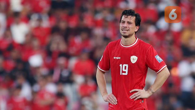 Foto: Penuh Kecewa, Pemain Timnas Indonesia Tertunduk di Depan Ribuan Suporter Garuda