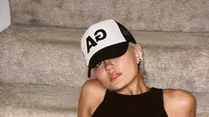 Menggunakan tank top crop top berwarna hitam, Agnez Mo memperlihatkan bagian perutnya yang rata saat sedang berada di tangga. Salah satu penyanyi Tanah Air yang melebarkan sayapnya ke kancah internasional ini berjuang untuk kariernya di ranah internasional. (Instagram/agnezmo)