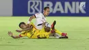 Pemain tengah Madura United, Slamet Nurcahyono (atas) berebut bola dengan penyerang Bhayangkara FC, Wahyu Subo Seto pada lanjutan Shopee Liga 1 Indonesia 2019 di Stadion Madya Gelora Bung Karno, Jakarta, Senin (5/8/2019). Laga kedua tim berakhir imbang 1-1. (Liputan6.com/Helmi Fithriansyah)