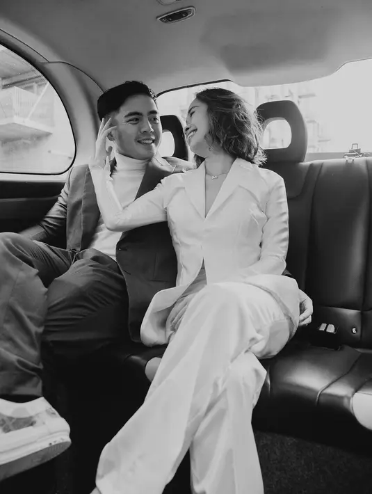 Gritte Agatha terlihat menawan dengan makeup flawless dan curly highlight hair [@gritteagathaa]