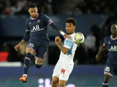 Penyerang Paris Saint-Germain atau PSG Neymar menendang bola saat menghadapi Olympique Marseille pada laga Liga Prancis pekan ke-32 di Parc des Princes, Senin (18/4/2022) dini hari WIB. PSG vs Marseille berakhir dengan skor 2-1. (AP Photo/Francois Mori)