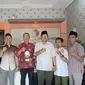 Penyerahan apresiasi FJN Award 2023 kepada Achmad Warist di kantor Bawaslu Jatim. (Istimewa).