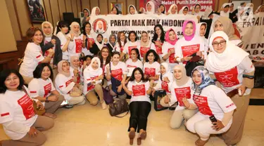 Kelompok emak-emak Melati Putih Indonesia foto bersama deklarasi dukungan Prabowo-Sandi pada Pilpres 2019 di Bambu Apus Raya, Jakarta, Jumat (14/9). Deklarasi dukungan digelar di kediaman Djoko Santoso. (Liputan6.com/Fery Pradolo)