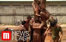 VIDEO: Santri Pesantren Rela Patungan Demi Keseruan Lomba Panjat Pinang