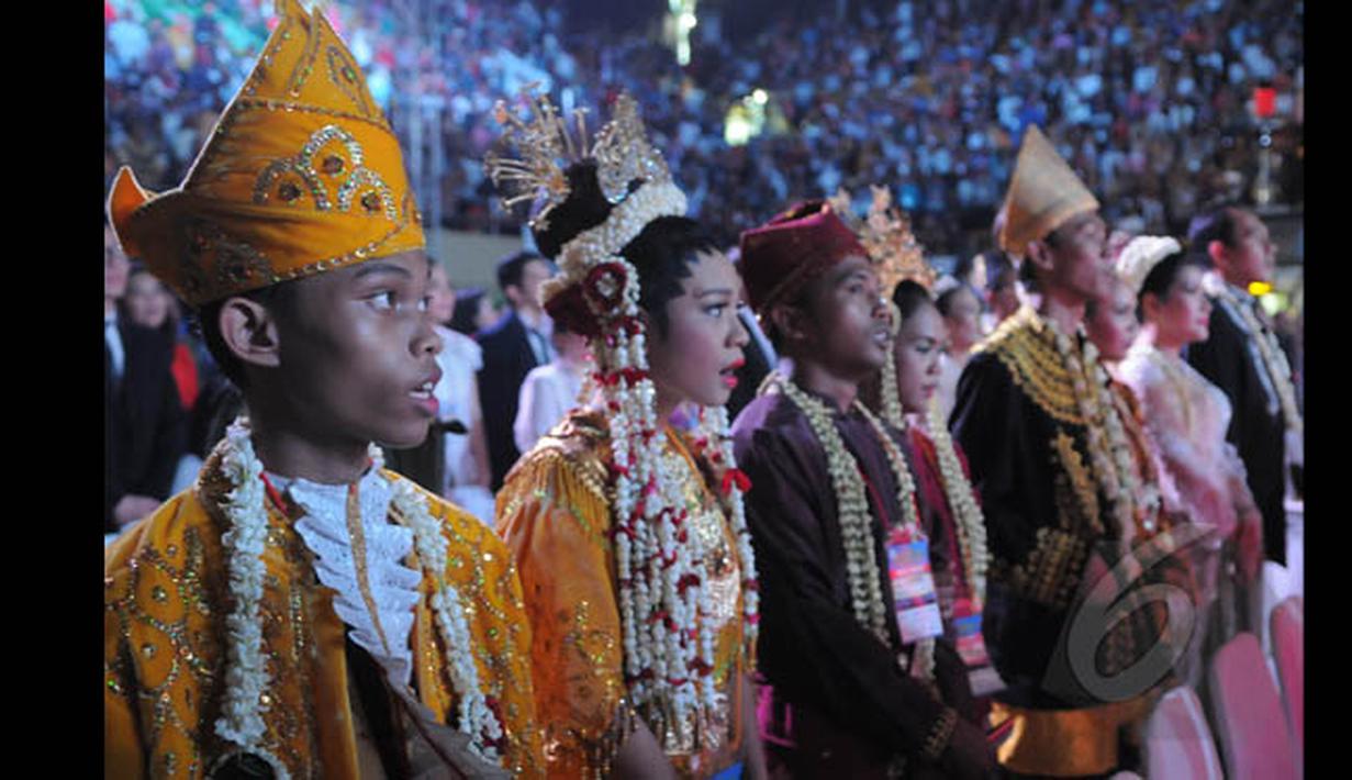 Acara nikah massal tersebut diselenggarakan oleh Keluarga Sejahtera Kerukunan Bangsa di Istora Senayan, Jakarta, Rabu (28/1/2015). (Liputan6.com/Herman Zakharia)