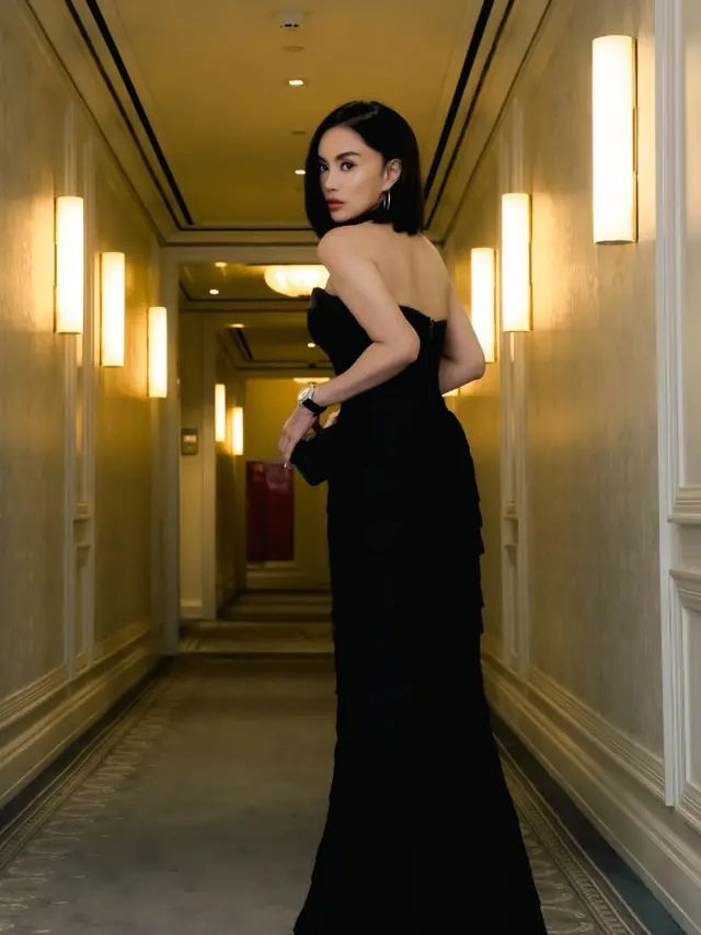 Pesona Dearly Djoshua dengan Dress Duyung Hitam Tanpa Lengan