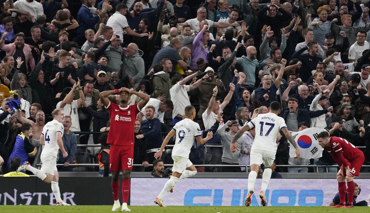 Pemain Tottenham Hotspur merayakan gol bunuh diri yang dicetak oleh pemain Liverpool, Joel Matip, pada laga pekan ketujuh Premier League 2023/2024 di Tottenham Hotspur Stadium, Sabtu (30/09/2023). (AP Photo/Alberto Pezzali)