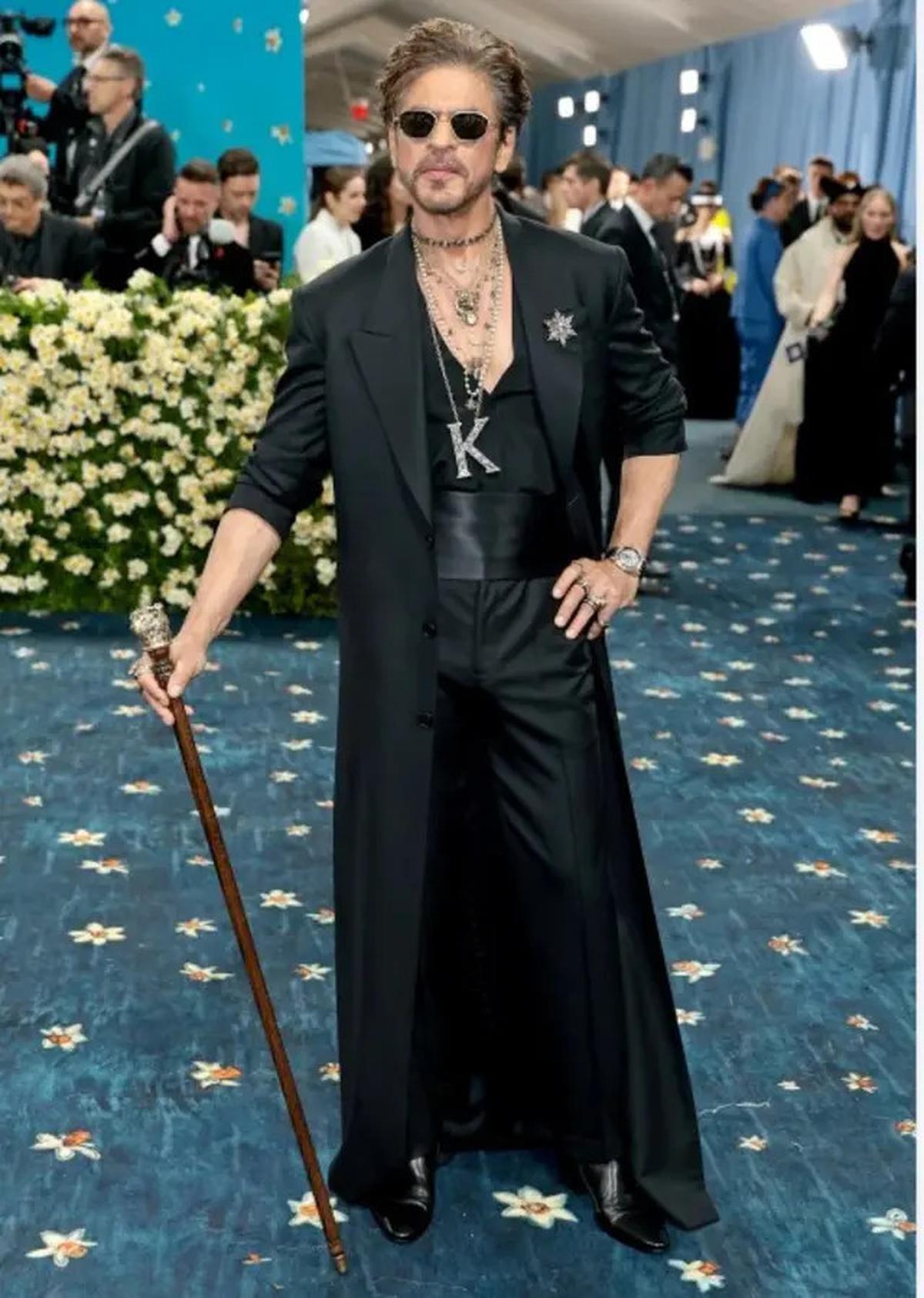 Potret Shah Rukh Khan Debut di Met Gala 2025, Melenggang dengan Kalung Berliontin Huruf K Jumbo