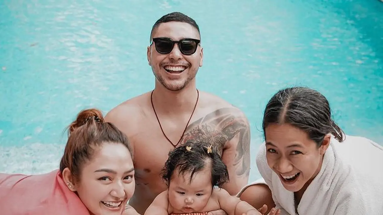 Siti Badriah, Krisjiana dan sutradara Nia Dinata berfoto dengan Xarena yang menggunakan kostum mermaid. (Foto: Instagram/ibunia)