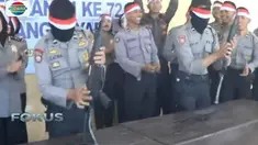 Merakit tidak semudah membongkar, para polisi ini lancar membongkar namun tidak mudah merakit kembali.