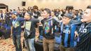 Sejumlah pendukung Inter Milan bernyanyi-nyanyi saat mengikuti Gathering Nasional Inter Club Indonesia (ICI) IV di Bali, Jumat (28/8/2015). Selain Djorkaeff, Gathnas kali ini juga dihadiri Presiden Erick Thohir. (Bola.com/Vitalis Yogi Trisna) 