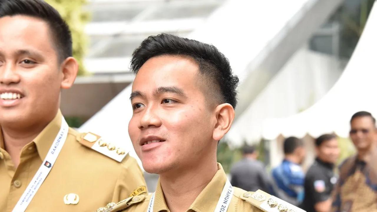 Wali Kota Surakarta Gibran Rakabuming Raka kembali masuk kantor usai pengumuman bakal calon presiden (bacapres) Prabowo Subianto terkait bakal calon wakil presiden yang akan mendampinginya.