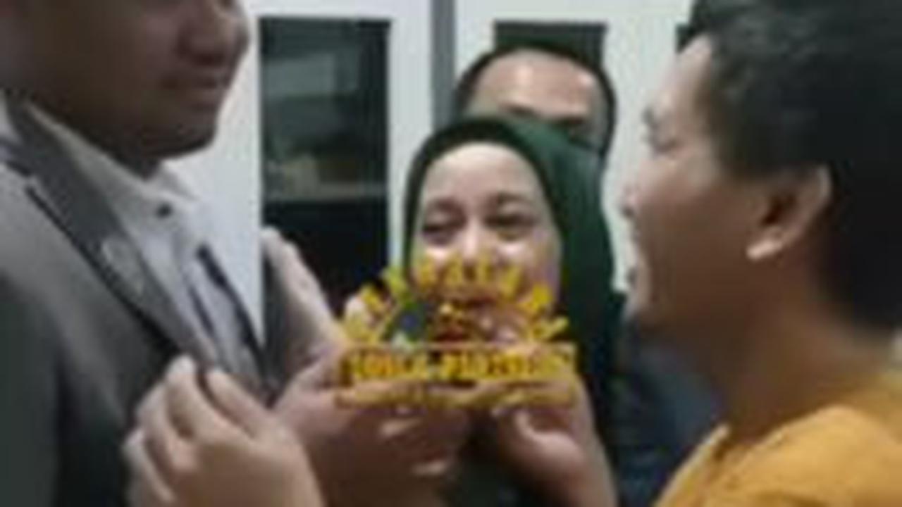 Tak berselang lama, Pegi lantas menuju ke tim kuasa hukum. Beberapa sosok nampak mendapat pelukan dan senyuman hangat dari pria yang diketahui berusia 27 tahun itu.