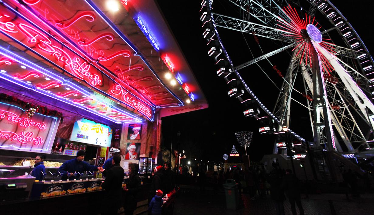 Sebuah bianglala meramaikan pasar malam Natal khas Eropa atau Christmas Market di pusat kota Brussels, Belgia, Senin (14/12/2015). Acara bertema "Keajaiban Musim Dingin" ini berlangsung dari 27 November 2015 - 3 Januari 2016. (Arie Asona)