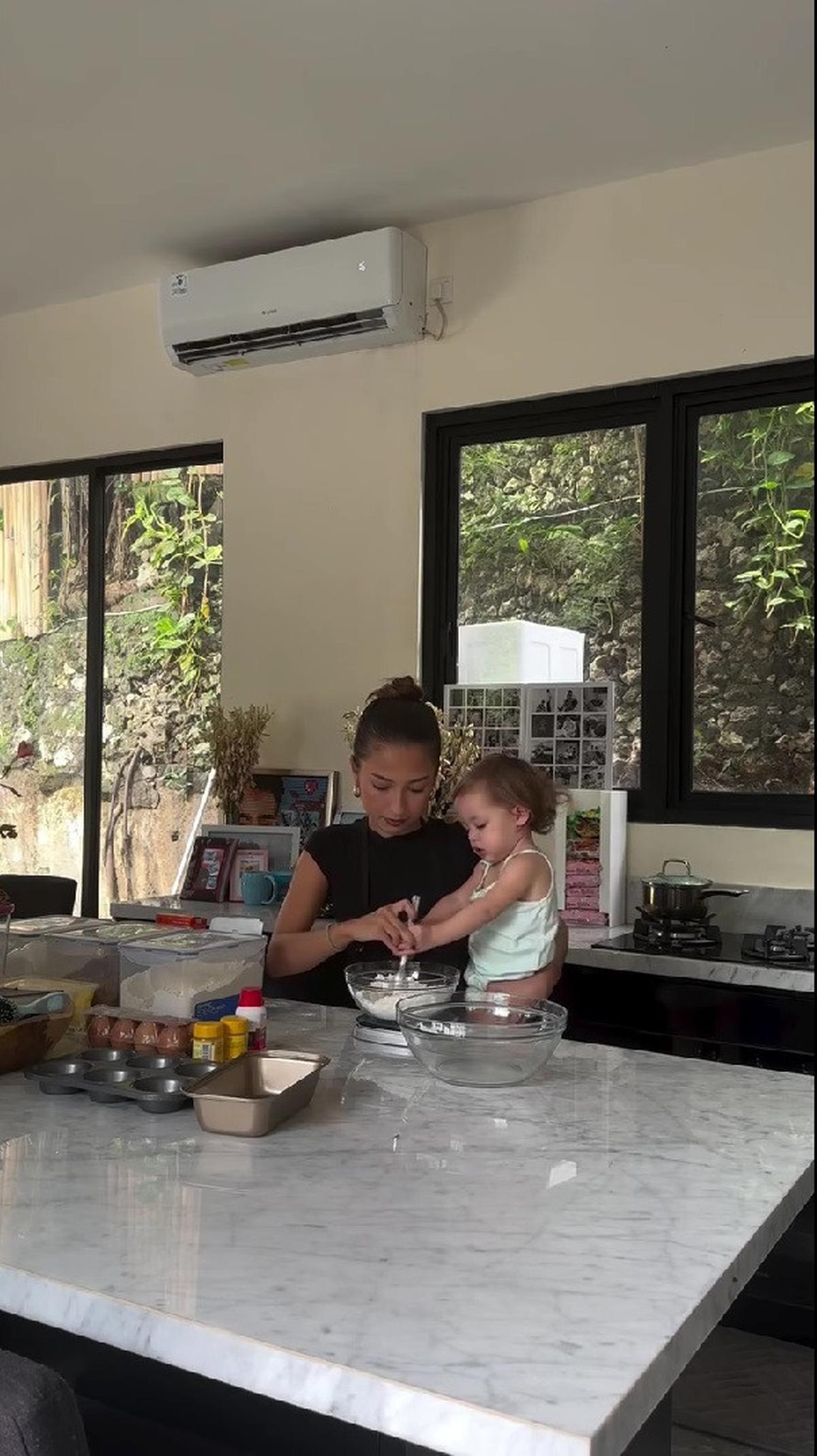 Momen Seru Jennifer Coppen Bikin Kue Bareng Kamari, Jadi Love Language Favorit