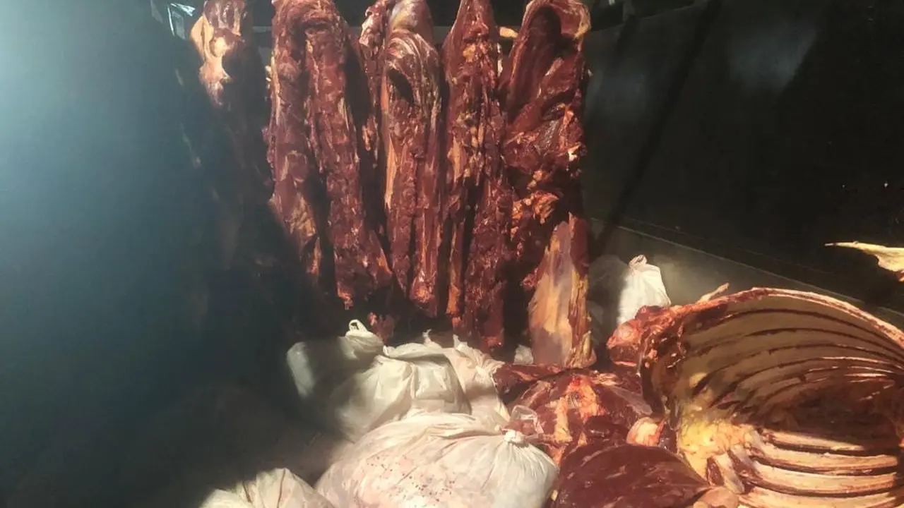 Dinas Ketahanan Pangan dan Pertanian (DKPP) Surabaya kembali menemukan daging ilegal dijual di Surabaya. (Dian Kurniawan/Liputan6.com)