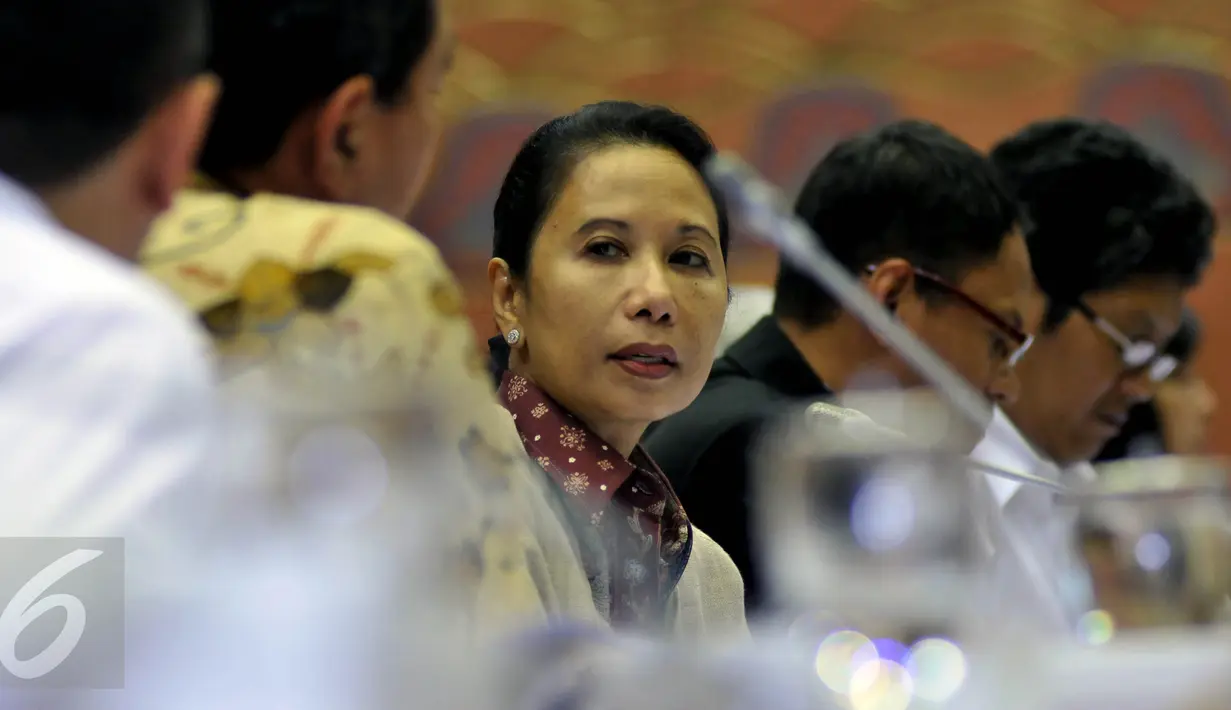 Menteri BUMN, Rini Soemarno mengikuti rapat kerja dengan Komisi VI DPR di Kompleks Parlemen, Jakarta, Kamis (1/10/2015). Rapat membahas usulan Penyertaan Modal Negara (PMN) pada RAPBN 2016 dan Usulan Dividen TA 2016. (Liputan6.com/Johan Tallo)